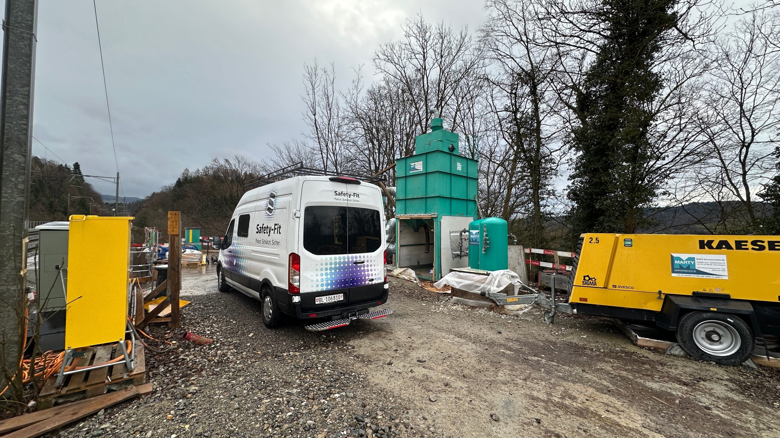 EMIL auf einer Baustelle neben dem Kompressor EMIL auf einer Baustelle neben dem Kompressor